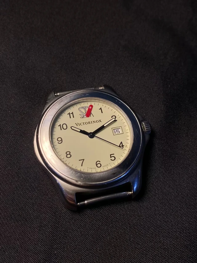 Victorinox 维氏军刀限量手表。这是一只稀有复古 Victorinox 腕表，限量生产，十字标的见的就多了，拿军刀题材来做的就非常的少，12点位置军刀图案是立体的，瑞士石英系列 奶油色表盘，阿