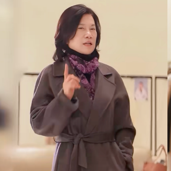 董明珠直播带货万元羊绒大衣引热议，71岁企业家IP破圈背后的务实转型