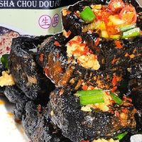 舌尖上的矛盾美学：一盒长沙臭豆腐生胚的味觉探险