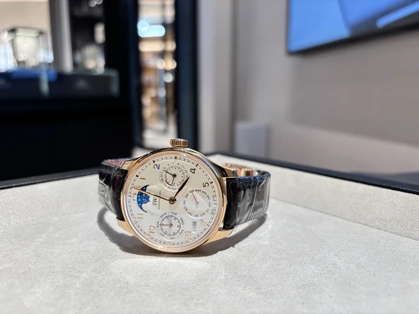 IWC万国葡萄牙系列万年历。万年历是机械腕表中最复杂的功能之一，能够自动识别不同月份的天数(包括闰年)，机芯搭载52型自动上链机芯，提供7天(168小时)动力储存。显示布局:日期、星期、月份分列3/9