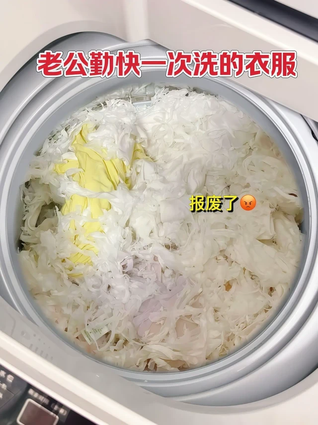 姐妹们，白衣服穿脏发黄发霉的先别扔！快试试这个
#活力28校服净，活氧泡泡和活性因子配合使用，有效去除顽固污渍，洗完的衣服又香又软！
衣服发黄发霉汗渍污渍果渍奶渍书包鞋袜彩色衣服白色衣服都能可以轻松解