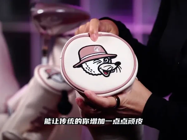 最近测了一套15万的球杆 来自日本酒田强调传统工艺的高奢五零后，遇到来自美国洛杉矶强调打破传统叛逆的潮流一零后，@Honma官方旗舰店 联名@Malbon Golf 啥样？
你是谁的粉丝？次元壁打开了