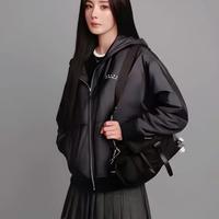 杨幂身穿全套Prada，完美演绎“人间清醒”的智性美学