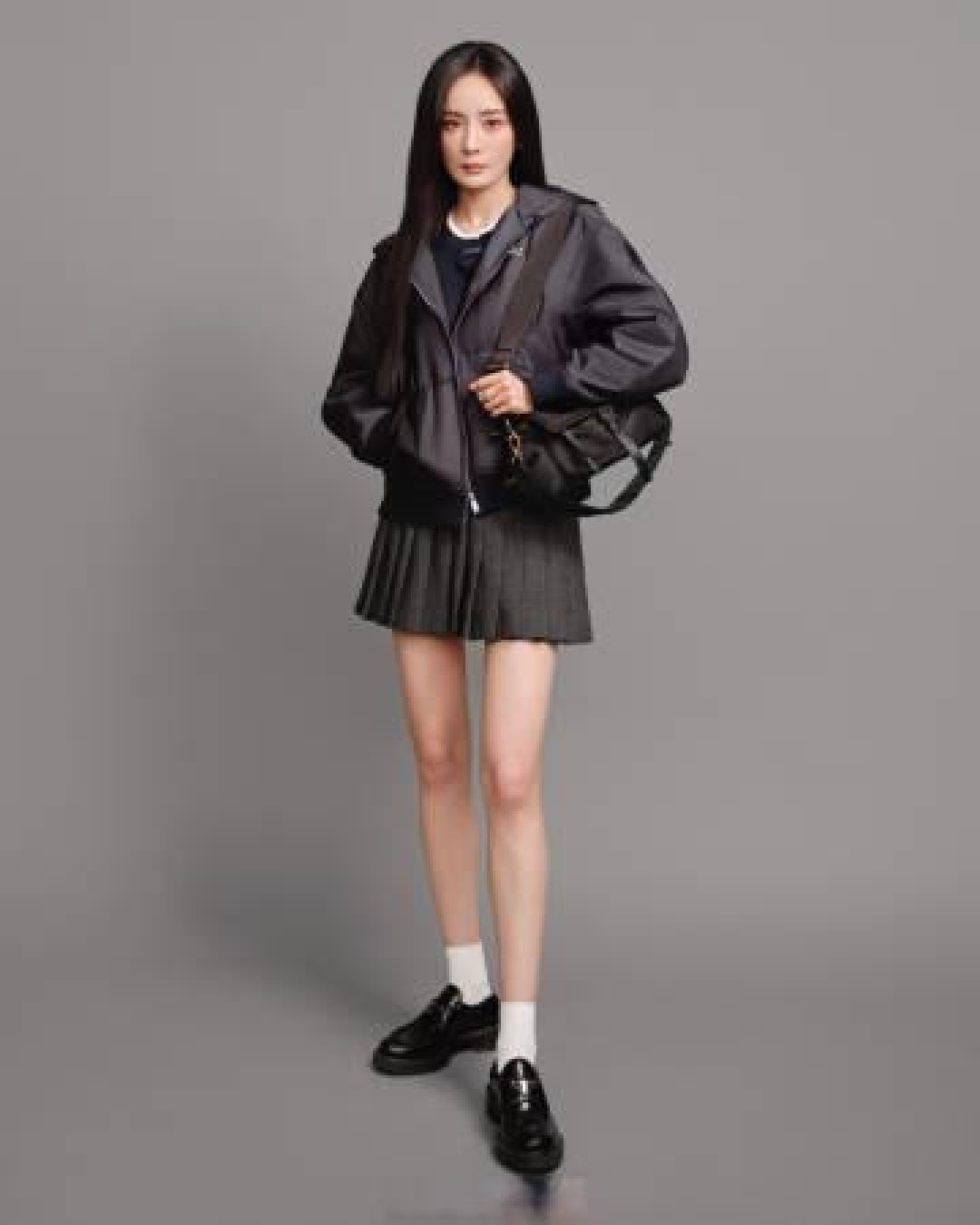 杨幂身穿全套Prada,完美演绎“人间清醒”的智性美学