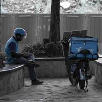 新国标电动车限速25公里，骑手称月收入或将因此下降三成