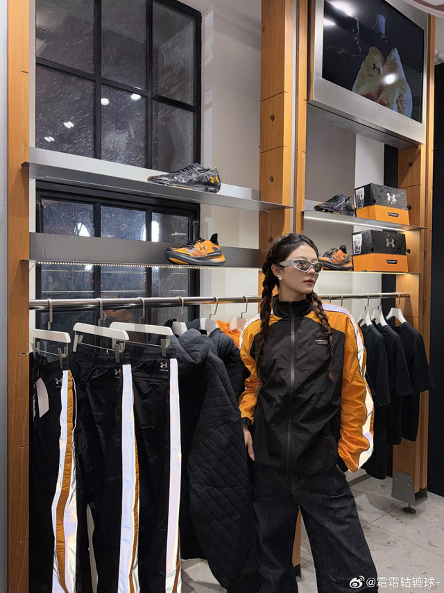 #霜霜乱七八糟ootd# 
Mansory ✖️Under Armour 🚗👟

今天汽车宝贝勇闯运动圈！联名升级，新增了橙黄和黑配色致敬合作改装车色，有点迈凯轮F1车队的意思！细看球鞋也有很多碳纤维