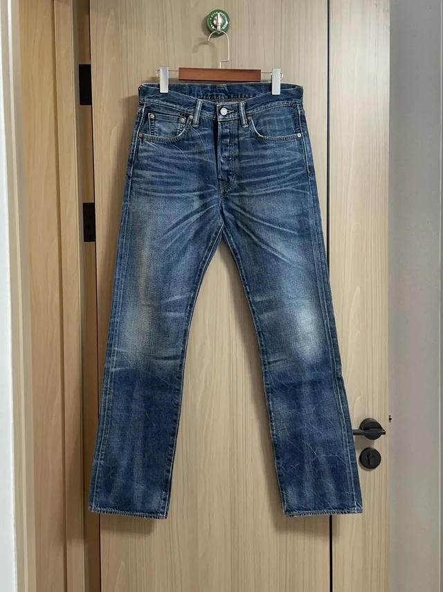 Levis 501 赤耳。013年越南制造，强烈虎纹刷色猫须水洗，08的余晖还在，以致它以前被冷落过一段时间，待到停产存货量少的时候，很多玩家才回味它的好 
W31 L32 数据实测：
腰围80 裤长