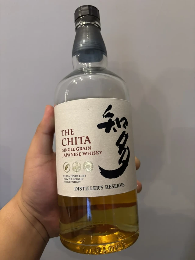 威士忌🥃测评丨日本知多。三得利知多单一谷物威士忌，官方描述拥有淡雅香甜的酒香与轻盈口感。但实际品饮下来，其酒精感却出乎意料地明显，入口刺激，缺乏期待的顺滑度。风味上，除了些许蜂蜜甜感，层次略显单一。最