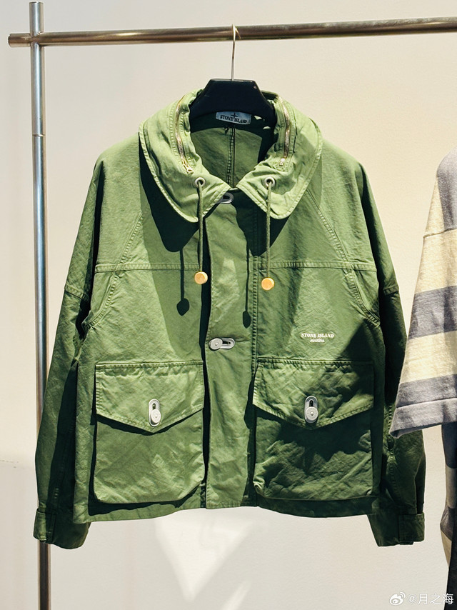 Stone Island 26春夏，主线和GHOST很稳，以后只会在春夏出现的MARINA继续惬意的户外航海风。今年的马年CNY有金色和暗金两个色系，个人觉得暗金特别帅，还有一件从archive档案中