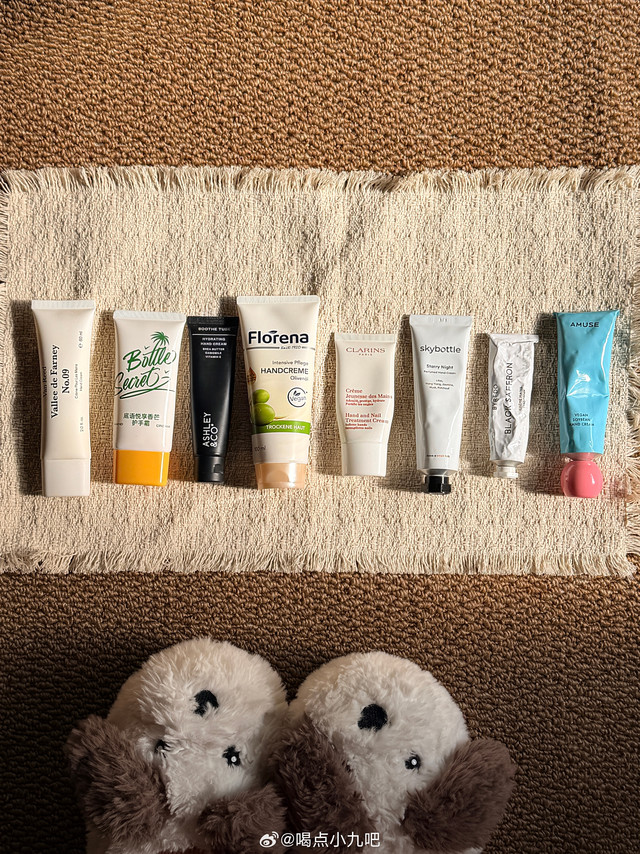 写写手头秋冬推荐的护手霜，无广无广哈因为字有点小怕大家看不清所以文案也写一下秋：Van Reed（NO.9法尼谷）被狠狠忽略的一支别的不说，光冲这个味道和留香，都值了我这支是NO.9法尼谷跟Chloe