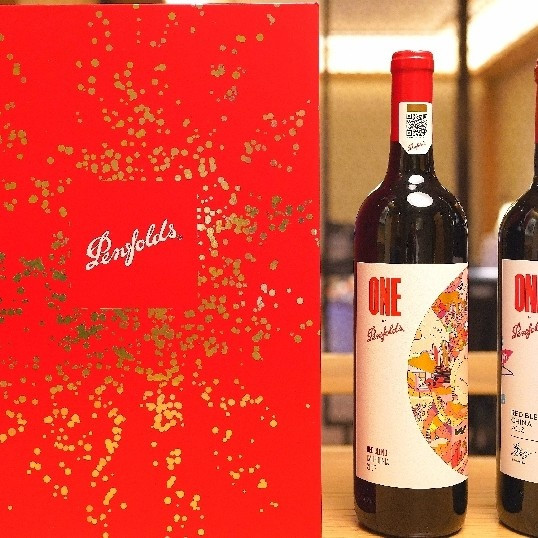 双十一买的奔富一号礼盒到货！丽思卡尔顿套房里喝起