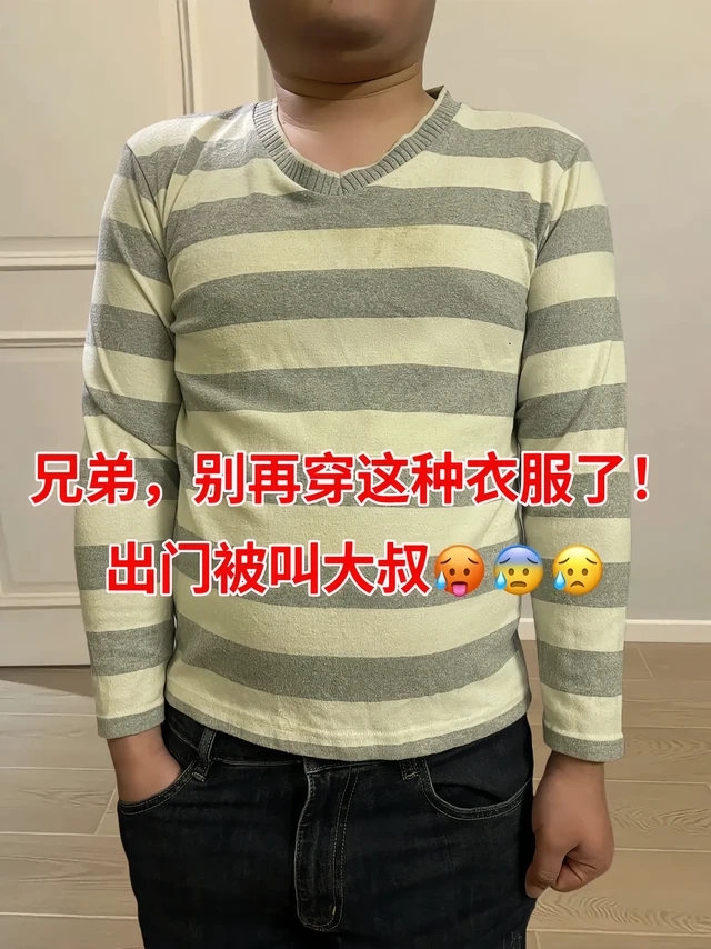 藏青卫衣｜把秋冬潮感和舒适都拿捏了 
这件藏青圆领卫衣太会玩细节！胸前低调字母标+袖臂撞色印花，潮而不夸张，面料软弹贴肤不臃肿。搭卡其裤是松弛通勤风，配牛仔裤秒变街头休闲感，日常穿出门回头率稳了～#卫