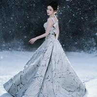 孟子义凭冰雪碎裂婚纱出圈，尖叫之夜上演破碎重塑美学