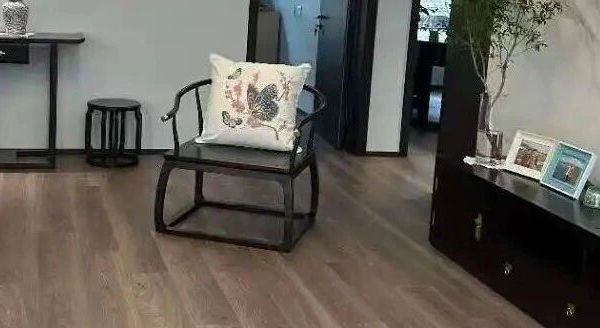 中古风装修案例｜全屋通铺深胡桃木色地板