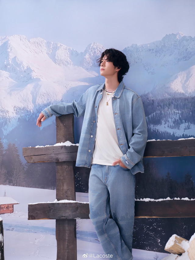 #LACOSTE品牌全球代言人王一博# 20251204王一博LACOSTE2025秋冬宣传图状态切换，舒适随行🚴@UNIQ-王一博 的生活仪式感，丹宁质感演绎匠心工艺，防泼水面料拥抱冬日暖意，状态随