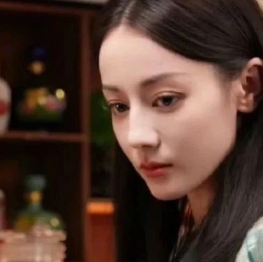 迪丽热巴在美貌这块儿还是太权威了，被评“生图战神”！Get同款娇韵诗，均价才150起！