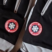 这个冬天滑雪我有加毛加厚滑雪手套，再也不怕冷啦