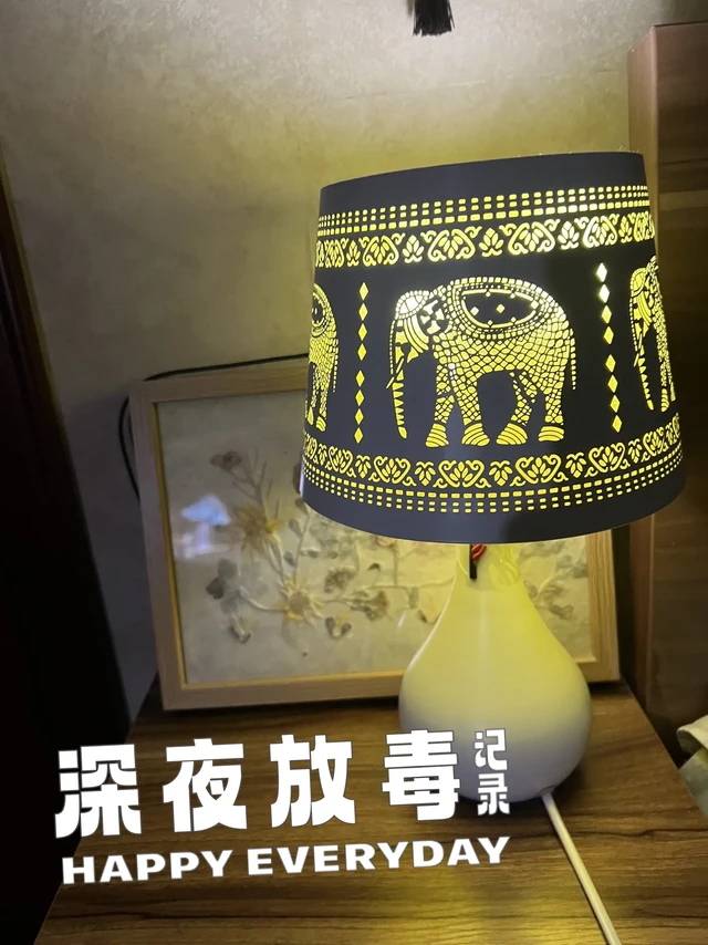 深夜推荐几个在京东折扣超市的最爱：1:七鲜三文鱼，在北京时每周至少买2-3次 另外一进超市门口的寿司也可 2:七鲜韭菜鸡蛋水饺，有家里的味道 3:宏宝莱的俄式大冰激淋，最爱4:腔骨和鸡胸肉物美价廉，冬