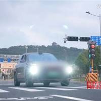 央视实测智驾神器不可靠：闯红灯、撞栅栏、毁气囊