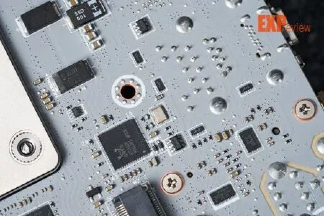 微星X870I刀锋钛主板评测：从供电到扩展全面升级，内存频率轻松破万