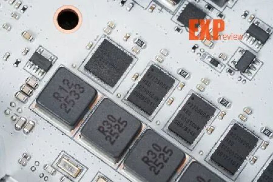 微星X870I刀锋钛主板评测：从供电到扩展全面升级，内存频率轻松破万