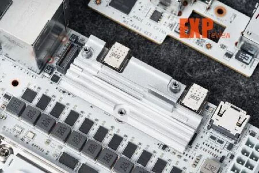 微星X870I刀锋钛主板评测：从供电到扩展全面升级，内存频率轻松破万