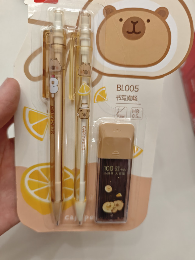 孩子最近喜欢卡比巴拉，给他买了一套得力的卡比巴拉铅笔套装