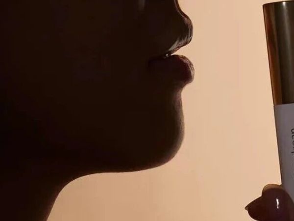 所有唇裂党女生都去试试 ！润到心坎里了！独特艾琳精华润唇膏3g
