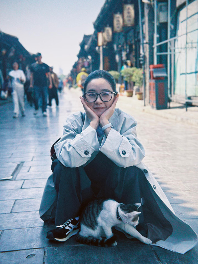 #AN明星滤镜# 刘雅瑟@刘雅瑟 上身演绎ARTICLE NO. “DUNE JOGGER”沙丘慢跑系列运动鞋用简约舒适型格匹配明媚笑颜，渲染秋日OOTD氛围～有DUNE JOGGER加持风格灵感，随