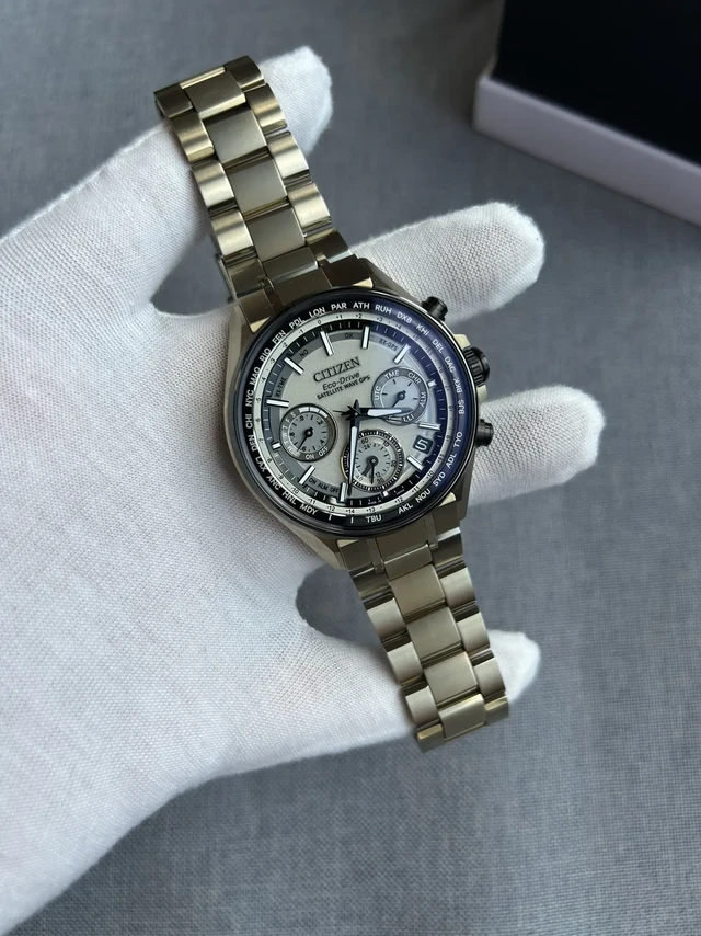 西铁城舒博钛gps卫星表CC4004。CC4004-66P：97新，香槟色舒博钛，球面蓝宝石玻璃，F950机芯。月球系列MOON GOLD限量款，全球限量700枚，全新的配色，deyuratekuto