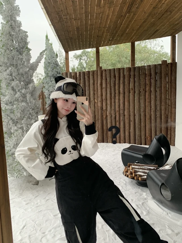 好可爱的熊猫🐼滑雪背带裤好适合滑雪啊！