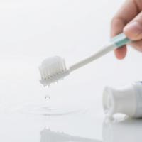 牙膏用前到底要不要沾水？从小的习惯可能是错的