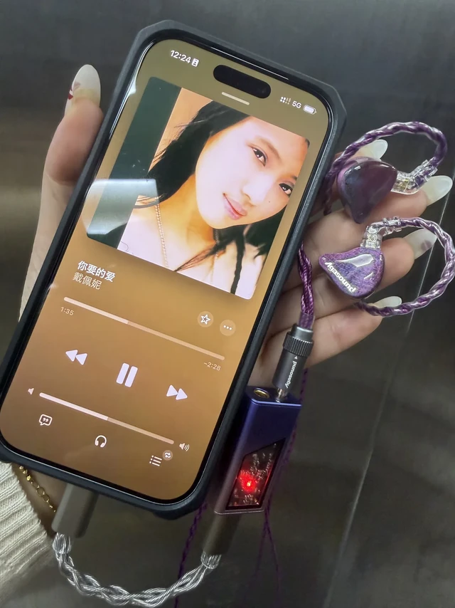 谁不爱这抹梦幻紫？💜。🎧：爱珈稳定木紫
解码器：EPZ TP35 Pro 
🎵：你要的爱
📱：苹果 17pro 
当 爱珈稳定木紫色 的颜值，
遇上 EPZ TP35 Pro 解码器 的实力， 
这一
