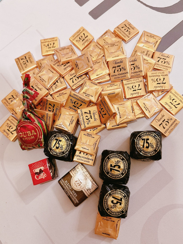 秋冬应该买巧克力啦特别推荐喜欢吃黑巧克力那一定要试试venchi他家的75%巧克力都好吃尤其是推荐鱼子酱，就是图2-3那个大块超级无敌好吃，不甜腻，但是味道很香醇是那种吃完了只有巧克力的醇厚，里面没有