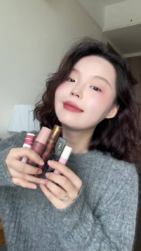 #彩妆产品##微博兴趣创作计划##微博美妆大赛#  秋冬裸色口红分享！多次回购的真爱款，适合截图对比，裸色系太显气质，每个色都爱到不行～ 彩妆品牌先锋的微博视频