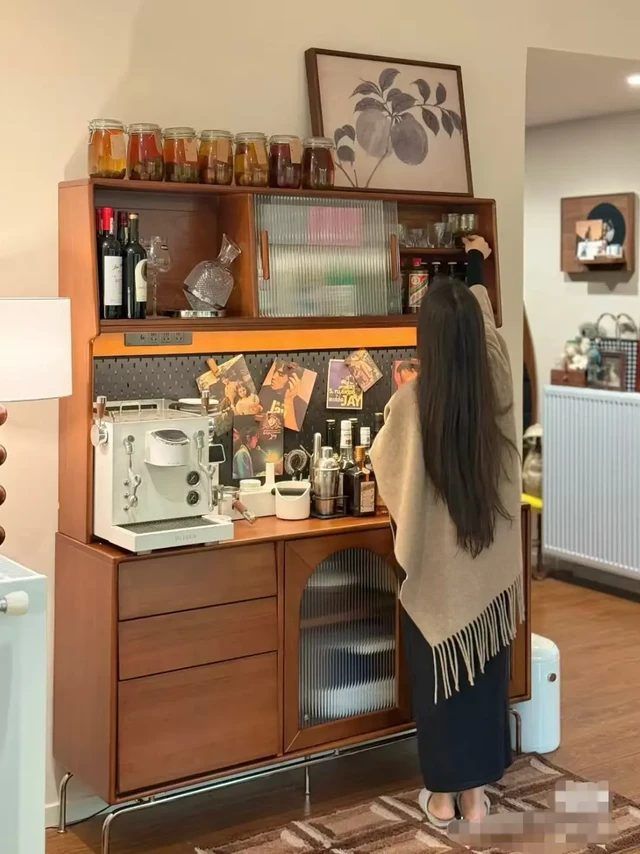 ＃源氏木语 || 中古风实木餐边柜
客厅中柚木色的源氏木语实木餐边柜
它与中古小家完美适配
仿佛是为这个家量身定制一般
占地满打满算还不到1平米
却可以把日常生活中的大部分杂物都收纳起来
上层是酒柜区