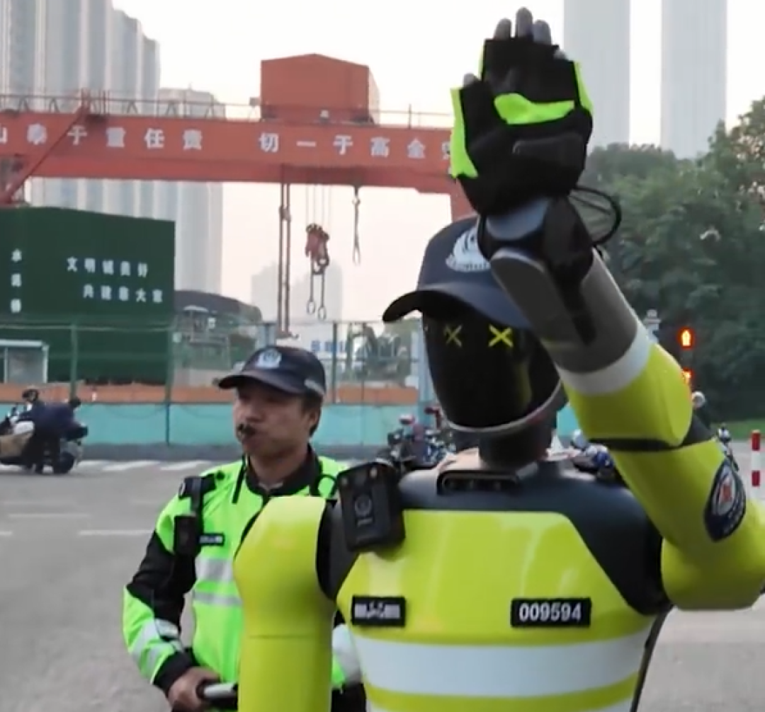 杭州机器人交警火了:可指挥交通 精准识别交通违法行为