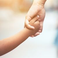 1岁多女童吊环上“开挂” 网友自叹不如