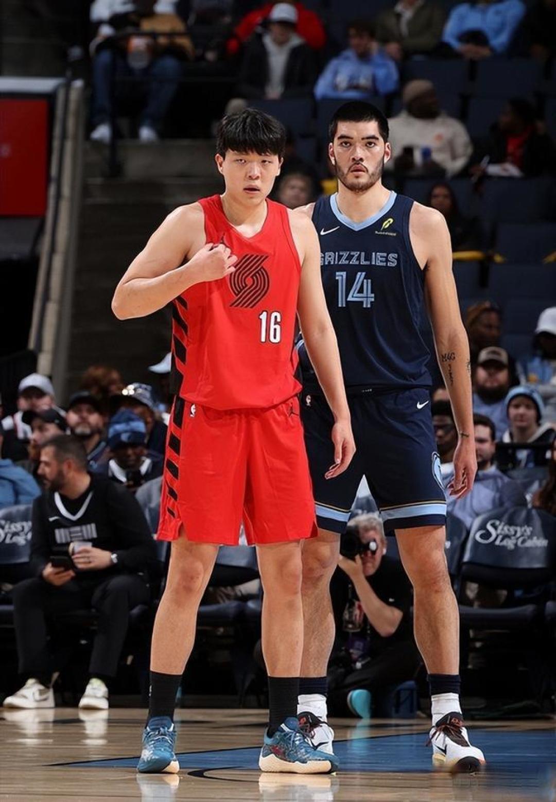 杨瀚森首发过山车：上半场0分4犯，下半场硬刚伊迪获盛赞