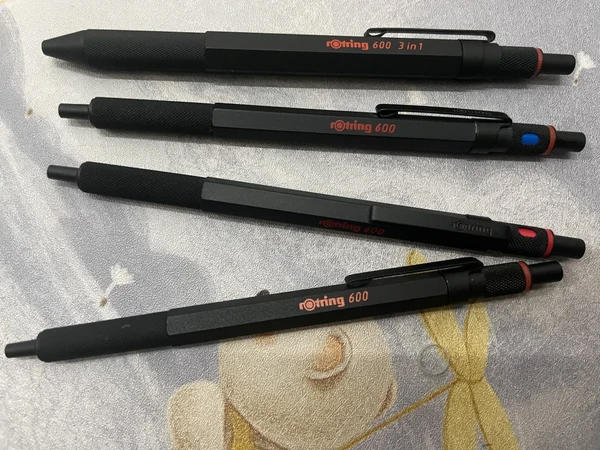 精美的红环600圆珠笔们