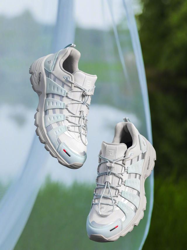 FILA FUSION COMOFILA FUSION COMO 湖系户外鞋推出多款全新配色，依旧从科莫湖畔的自然风光中汲取灵感，以富有生命力的湖系治愈色盘点亮冬日穿搭；同时还迎来家族全新迭代款 Co