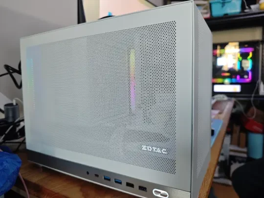 瑞安装机 itx闪鳞G300 纯白主机