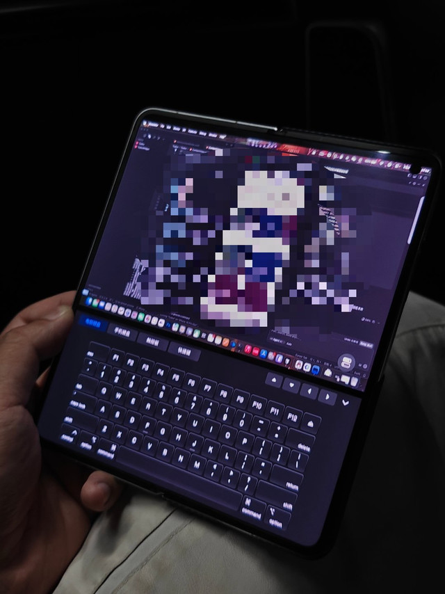 想买个 M4 的 Mac mini 放在深圳的办公室去。然后出门就只带一个 iPad Pro + 妙控键盘。等我需要的时候就远程连接。跑程序的时候我随时可以退出远程，不影响，跑完了再连接就行了。而且手