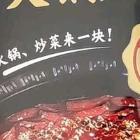 《冬日火锅图鉴：从红汤到清汤，一口涮尽四方暖》