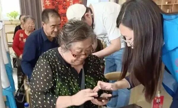 【华晟社工·手机课堂】手把手教老人玩转手机支付！轻松购物不用愁，智慧养老超省心