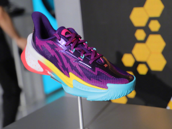 重庆国际博览中心。在 2025 Curry 品牌亚洲行“开启大场面”库里运动聚场 Curry Con 现场，Under Armour 和 Curry Brand 在 UA 创新实验室介绍了近期推出的重