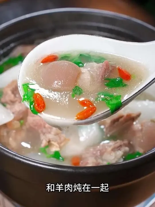 俗话说冬吃萝卜夏吃姜，把冬天的萝卜和羊肉炖在一起，味道鲜美又营养～