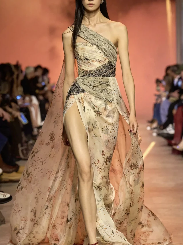Elie Saab SPRING 2026 READY-TO-WEAR📸艾丽萨博2026春夏系列部分Look～与以往不同的是，Elie Saab这次更多走的不是仙女风，而是偏干练的职场风。配色偏金棕色