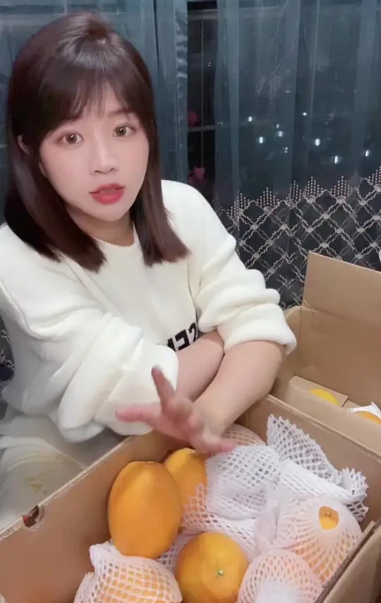 当季水果推荐江西赣橙。爱吃橙子的一定得试试正宗江西赣橙，只有0次和无数次。甲流高发期，推荐橙子吃法，直接剥着吃，补充维C和膳食纤维，咳嗽喉咙痛‘刀片嗓’ 可以橙子蒸盐，或苹果橙子柠檬煮水喝。