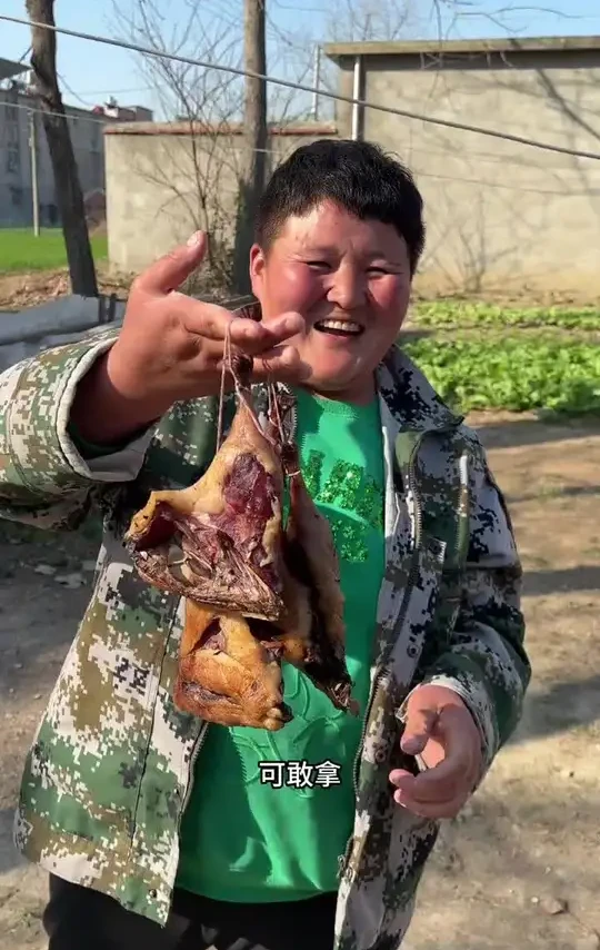 兰姐有啥好东西就一直惦记给她姥姥送，今天陪她送去了，结果你猜兰姐顺个啥回来#我的乡村生活 #意想不到的结局 #洗衣液 #去渍洗衣液 #原创视频